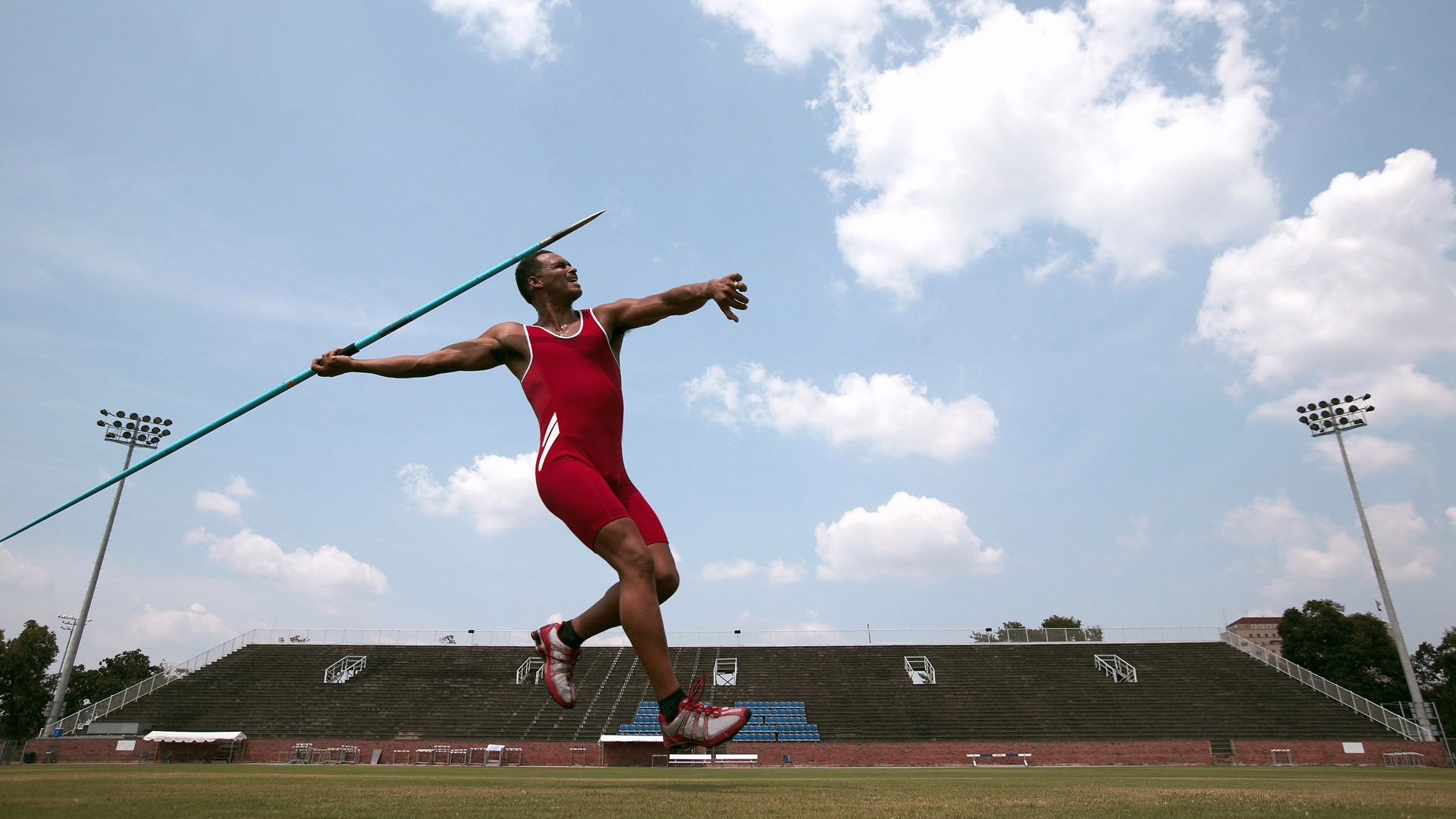 当F1缠斗在巴塞罗那赛道白热化,巴萨却在自己家门口爆缸退赛